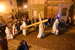 Vendredi Saint : les photos de la procession des Pénitents blancs au Puy-en-Velay