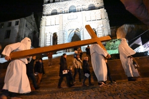 Vendredi Saint : les photos de la procession des Pénitents blancs au Puy-en-Velay