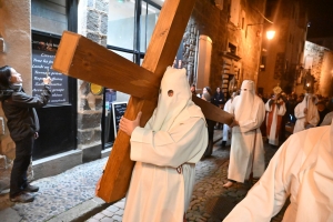 Vendredi Saint : les photos de la procession des Pénitents blancs au Puy-en-Velay