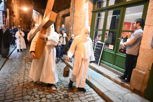 Vendredi Saint : les photos de la procession des Pénitents blancs au Puy-en-Velay