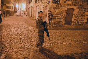 Vendredi Saint : les photos de la procession des Pénitents blancs au Puy-en-Velay