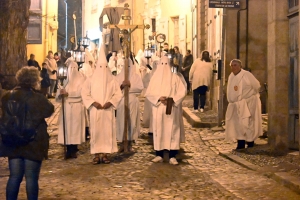 Vendredi Saint : les photos de la procession des Pénitents blancs au Puy-en-Velay