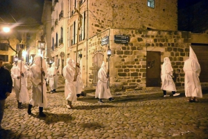 Vendredi Saint : les photos de la procession des Pénitents blancs au Puy-en-Velay