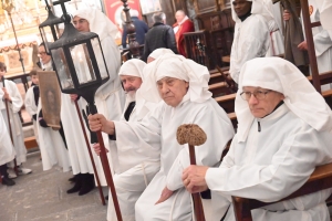 Vendredi Saint : les photos de la procession des Pénitents blancs au Puy-en-Velay