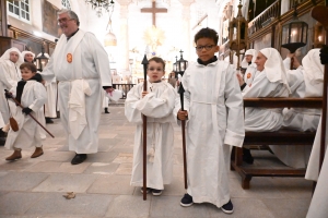 Vendredi Saint : les photos de la procession des Pénitents blancs au Puy-en-Velay