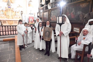 Vendredi Saint : les photos de la procession des Pénitents blancs au Puy-en-Velay