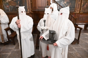 Vendredi Saint : les photos de la procession des Pénitents blancs au Puy-en-Velay