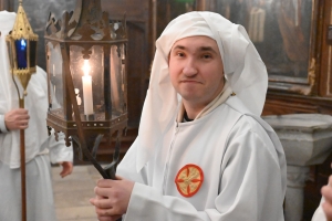 Vendredi Saint : les photos de la procession des Pénitents blancs au Puy-en-Velay