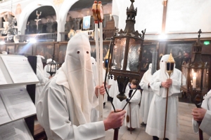 Vendredi Saint : les photos de la procession des Pénitents blancs au Puy-en-Velay