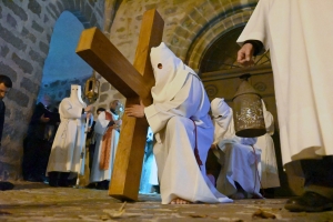 Vendredi Saint : les photos de la procession des Pénitents blancs au Puy-en-Velay