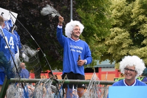 Saint-Front : les hameaux animent le village pour le défilé des chars (vidéo)