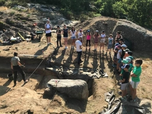 Monistrol-sur-Loire : le centre de loisirs du Beauvoir visite les fouilles du château vieux