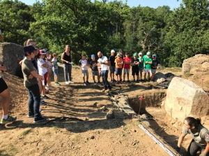 Monistrol-sur-Loire : le centre de loisirs du Beauvoir visite les fouilles du château vieux