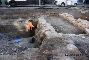 Clé, monnaie, céramique, caves : ce qu&#039;ont découvert les archéologues sur la place du Marché-Couvert au Puy-en-Velay