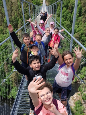 Les CE2-CM1 de l’école de Grazac à la passerelle des Gorges du Lignon