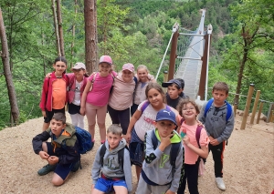 Les CE2-CM1 de l’école de Grazac à la passerelle des Gorges du Lignon