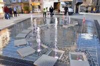 La fontaine de la place Carnot a des défauts dans sa réalisation.