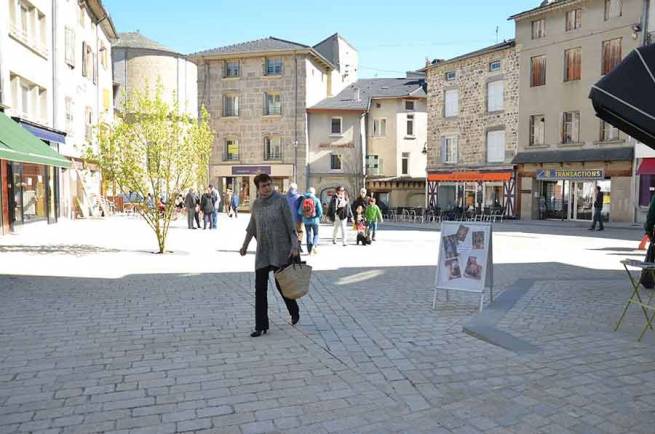 Le coeur de ville gagne en attrait mais des détails restent à régler.|La fontaine de la place Carnot a des défauts dans sa réalisation.|Pierre Archer (services techniques), Bernard Gallot (maire) et André Nicolas (adjoint aux travaux) ont répondu aux interrogations.|Une vingtaine de commerçants ont participé à la réunion.|||