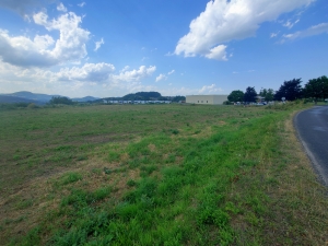 Le terrain se trouve à côté du magasin Gamm Vert, sur la route de &quot;Sarlis&quot;