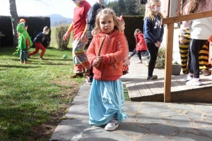 Araules : les écoliers du bourg déguisés pour une balade dans le village