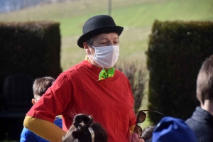 Araules : les écoliers du bourg déguisés pour une balade dans le village