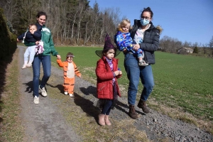 Araules : les écoliers du bourg déguisés pour une balade dans le village