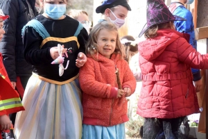 Araules : les écoliers du bourg déguisés pour une balade dans le village