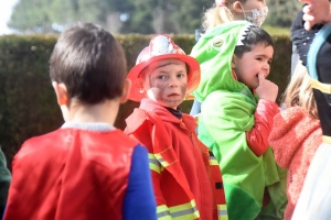 Araules : les écoliers du bourg déguisés pour une balade dans le village