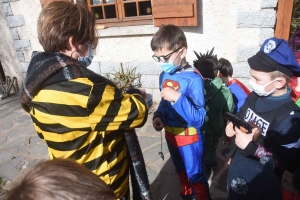 Araules : les écoliers du bourg déguisés pour une balade dans le village