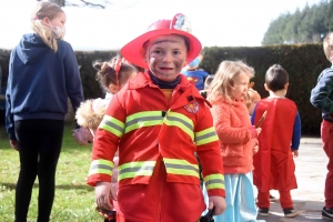 Araules : les écoliers du bourg déguisés pour une balade dans le village