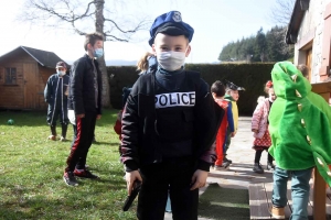 Araules : les écoliers du bourg déguisés pour une balade dans le village