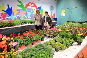 Lapte : le marché aux fleurs, aux plants de légumes et créations artisanales est en place à &quot;Verne&quot;