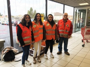 Yssingeaux : des lycéens d&#039;Eugénie-Joubert aident à la collecte de la Banque alimentaire