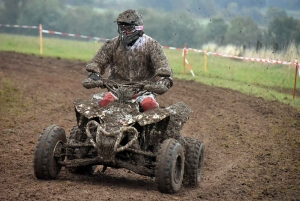 Montfaucon-en-Velay : un bain de boue pour 224 pilotes de motos et quads