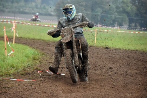 Montfaucon-en-Velay : un bain de boue pour 224 pilotes de motos et quads