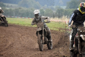 Montfaucon-en-Velay : un bain de boue pour 224 pilotes de motos et quads