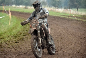 Montfaucon-en-Velay : un bain de boue pour 224 pilotes de motos et quads