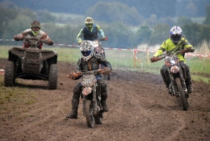 Montfaucon-en-Velay : un bain de boue pour 224 pilotes de motos et quads