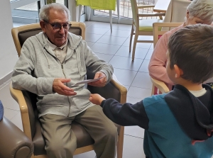 Beauzac : les bambins de l&#039;école privée rendent visite aux personnes âgées