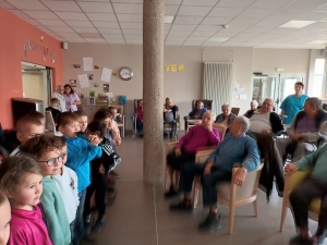 Beauzac : les bambins de l&#039;école privée rendent visite aux personnes âgées