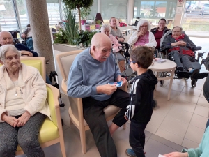 Beauzac : les bambins de l&#039;école privée rendent visite aux personnes âgées