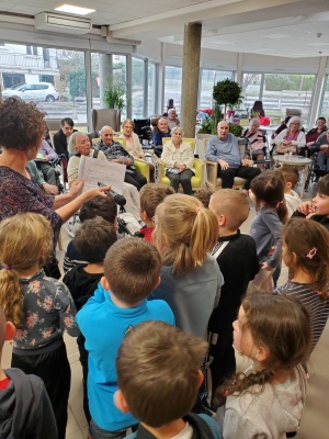 Beauzac : les bambins de l&#039;école privée rendent visite aux personnes âgées