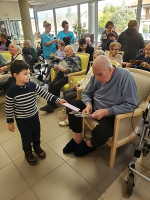 Beauzac : les bambins de l&#039;école privée rendent visite aux personnes âgées