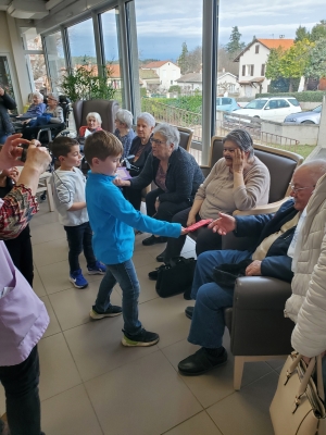 Beauzac : les bambins de l&#039;école privée rendent visite aux personnes âgées