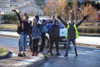 Yssingeaux : des lycéens tentent de bloquer le rond-point de Villeneuve