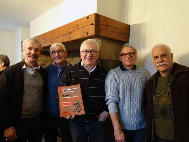 Les artisans de cette publication autour du président Régis Thomas.|Les ouvrages ont été remis lors d&#039;un temps de rencontre aux souscripteurs.||