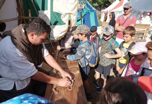 Lantriac : les écoliers du Chant des fontaines immergés dans les fêtes du Roi de l&#039;Oiseau