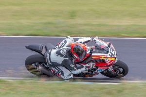 Pierre Lemos apporte la solidarité sur le circuit moto pour Line de Grazac