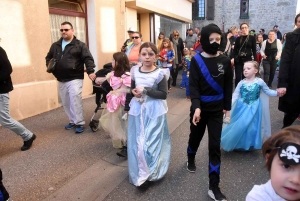 Bas-en-Basset : une grande famille de clowns pour le défilé de Carnaval