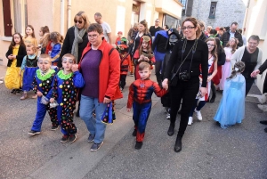 Bas-en-Basset : une grande famille de clowns pour le défilé de Carnaval